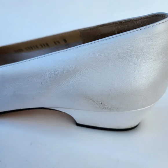 Salvatore Ferragamo Vintage '00 Vara White Leather Flats With Bow - Picture 13 of 15